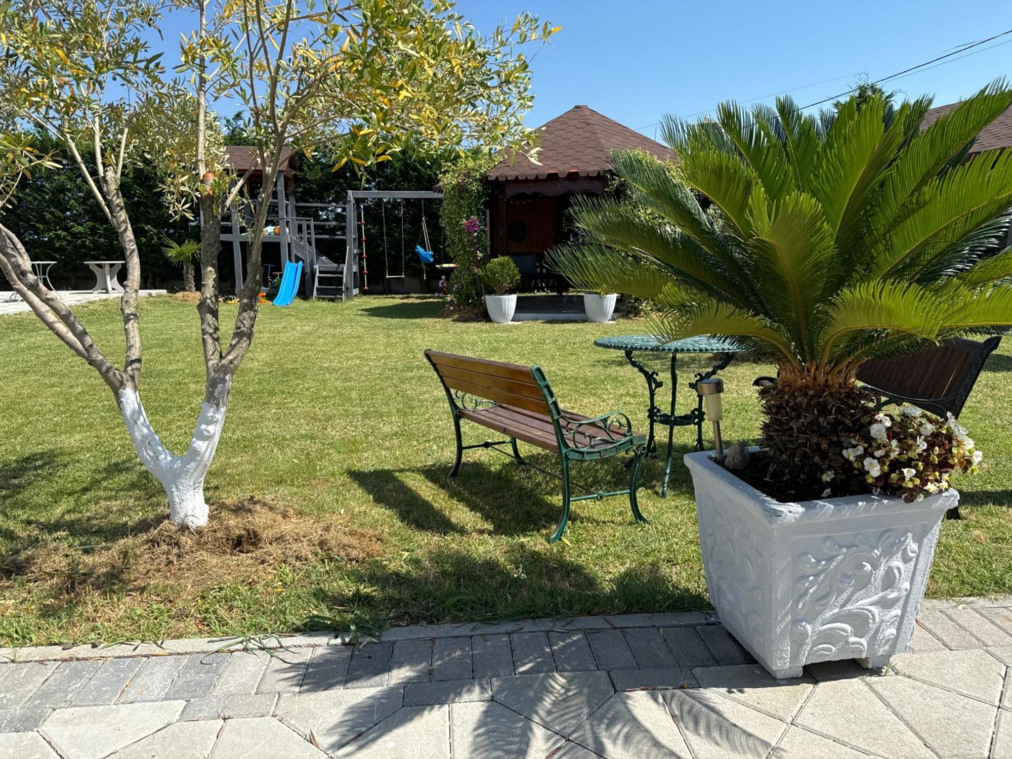 Kunevain Guest House Lezhe Exterior photo