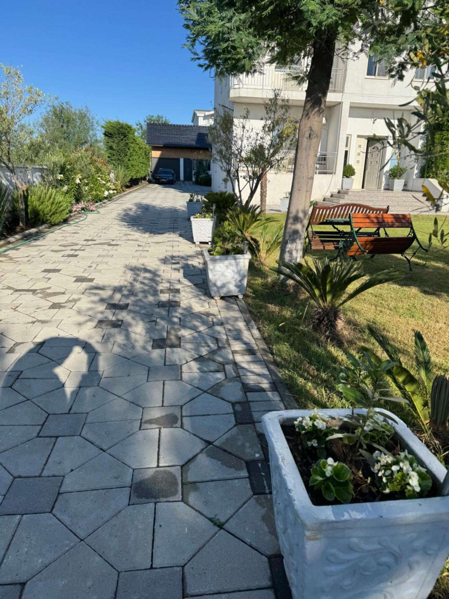 Kunevain Guest House Lezhe Exterior photo