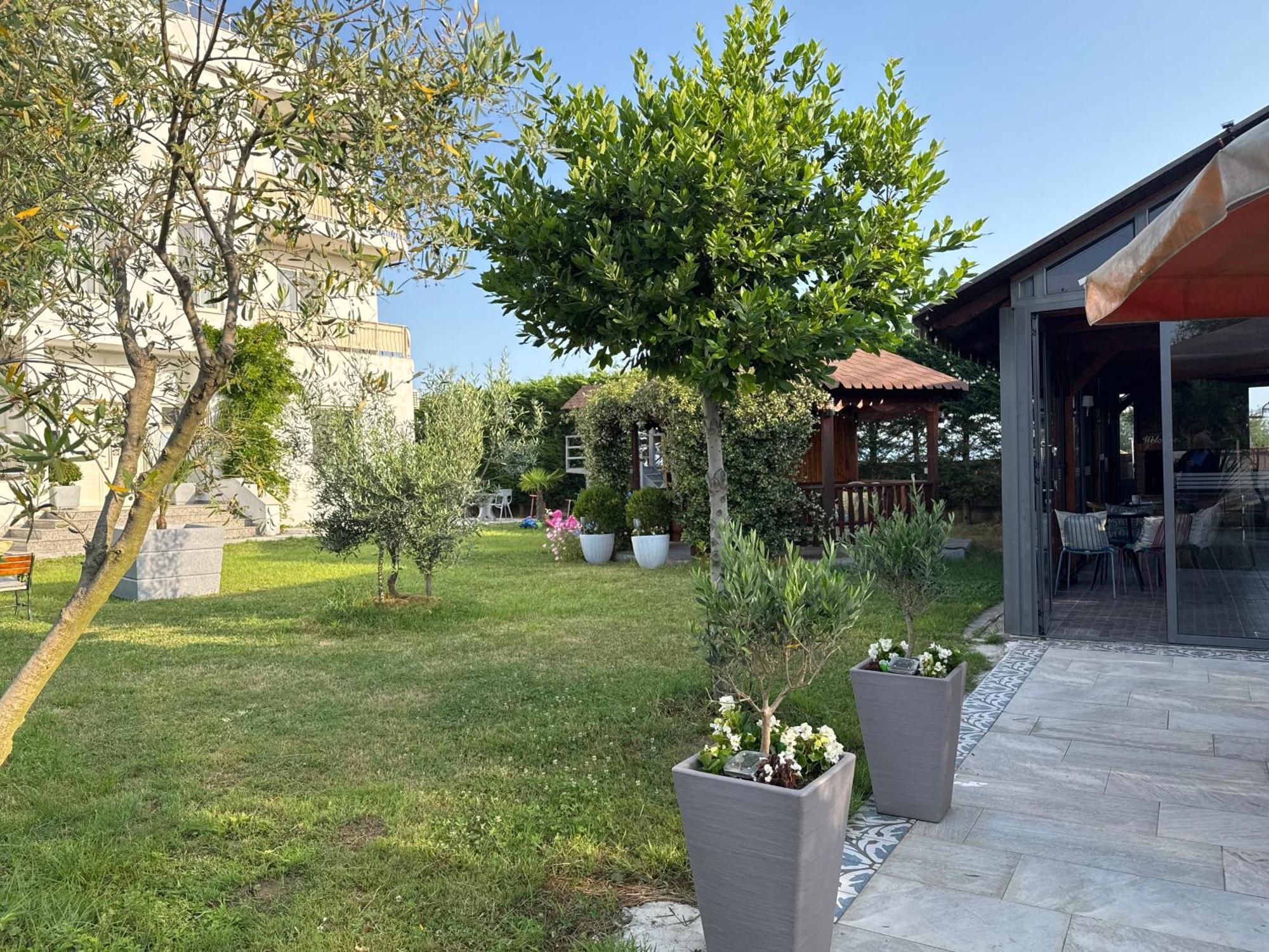 Kunevain Guest House Lezhe Exterior photo